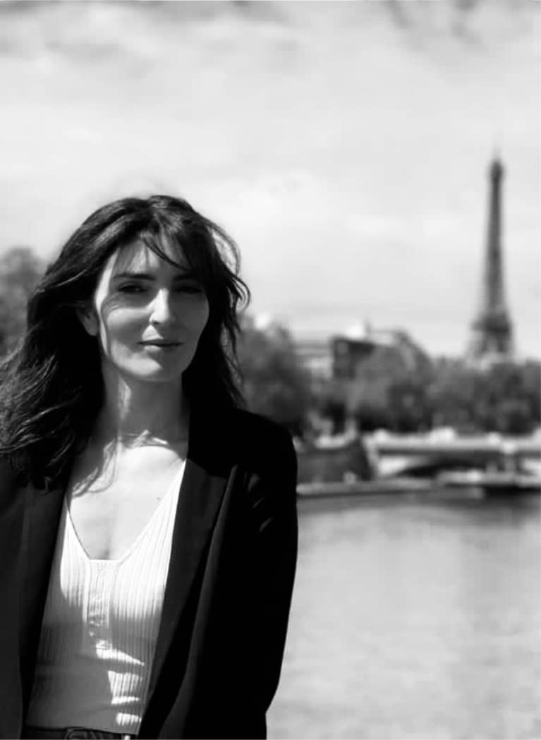 Photographie portrait de Ingrid Dantan devant la tour Effel 